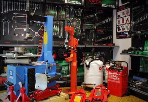 инструменты в автосервисе