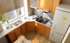 Холодильник в крошечной кухне хрущевского дома