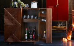 Установка холодильника для мини-бара в кабинете