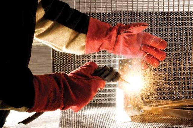 Какую кожу используют для производства сварочных перчаток?