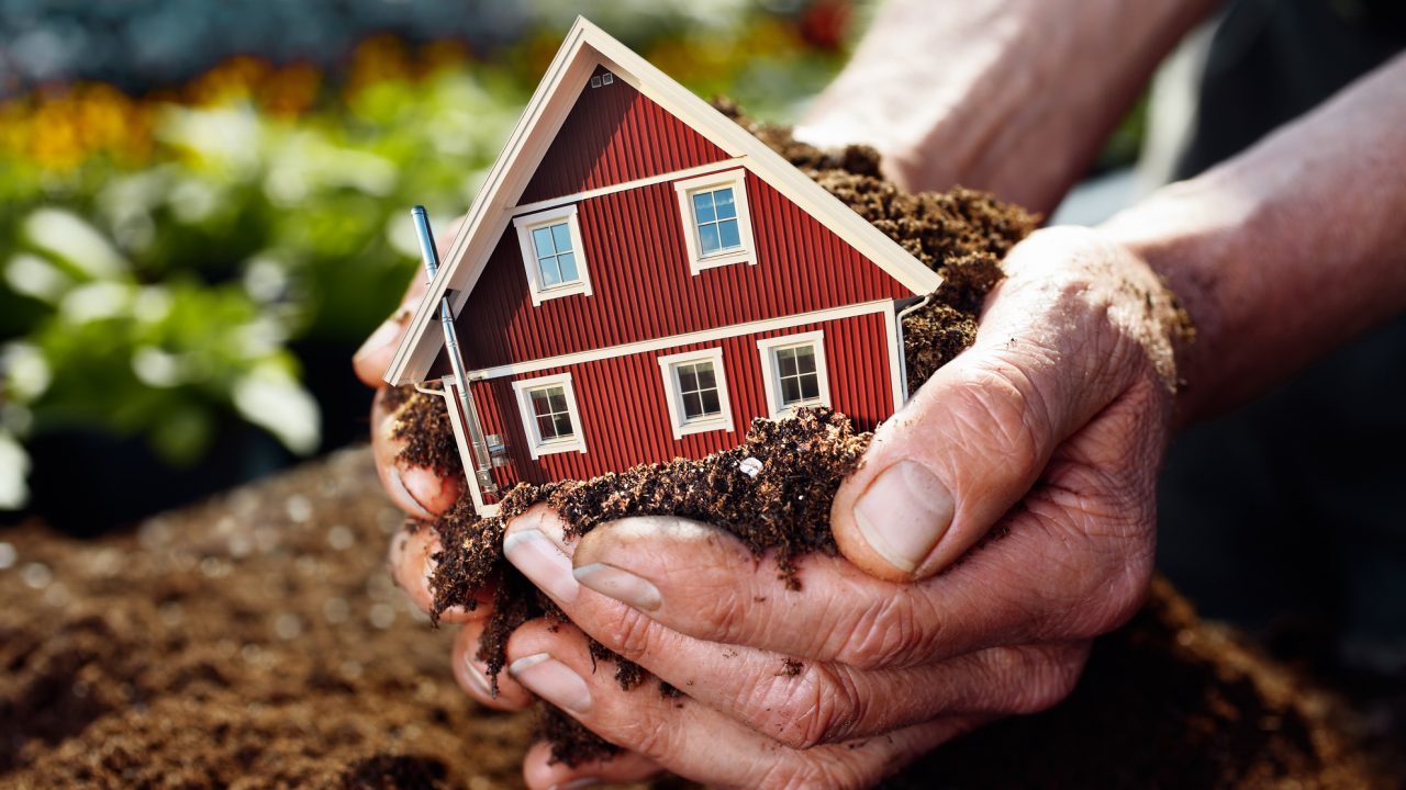 Стоит ли  оформлять право собственности на дачный участок?