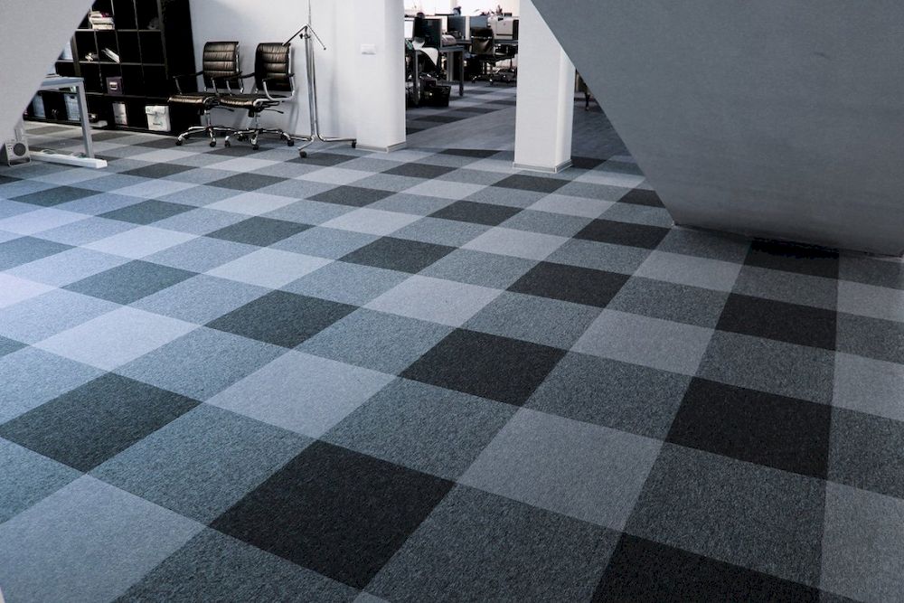 Ковровая плитка или ковролин в частный дом: Какое покрытие лучше?