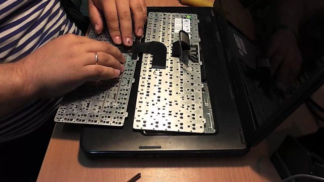 Клавиатура ноутбука не работает: что делать и где чинить