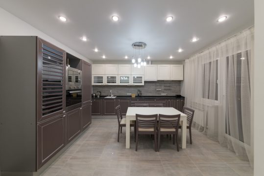 Потолочное освещение: точечные светильники и современные решения